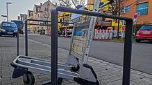 Rätselhaft: Ein Trolley vom Flughafen Stuttgart steht in Petershausen.