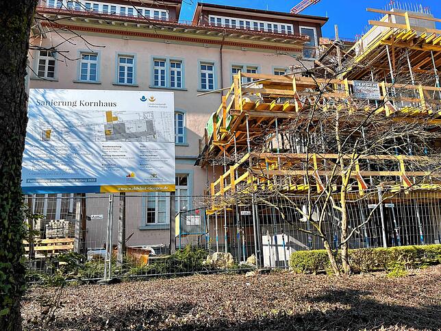 Bis Ende Juni sollen die Sanierungsarbeiten am Kornhaus abgeschlossen sein. Derzeit wird der Außenfahrstuhl, der künftig als ...