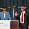 Der große Moment: Martin Gruner (rechts) legt den Amtseid als Oberbürgermeister ab. Gemeinderat und Ortsvorsteher Armin Arzner übernahm ...