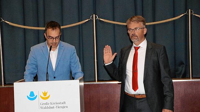 Der große Moment: Martin Gruner (rechts) legt den Amtseid als Oberbürgermeister ab. Gemeinderat und Ortsvorsteher Armin Arzner übernahm ...