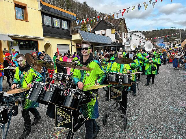Bild 17: Narren feiern ausgelassen &ndash; Bilder vom Umzug (Teil 2)