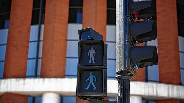 Ausgeschaltete Ampel in Madrid während des Stromausfalls. Am 28. April hatte es in Spanien und Portugal einen großflächigen Stromausfall ...