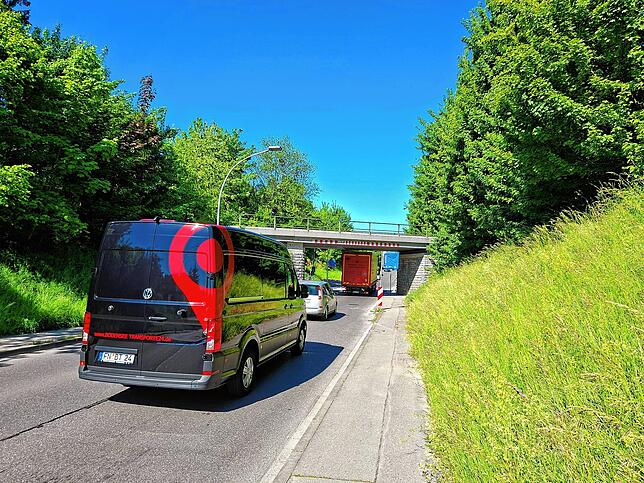 Das Nadelöhr Eisenbahnbrücke: Hier Tempo zu messen, sei Unsinn, sagt die Initiative. Wegen der Engstelle müsse man ohnehin sehr langsam ...
