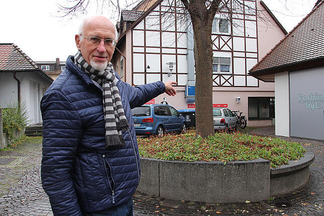 Armin Hansmann weist auf einige Schwachstellen in der Markdorfer Innenstadt hin. Der Ochsenplatz etwa ist wenig attraktiv; Mülltonnen ...