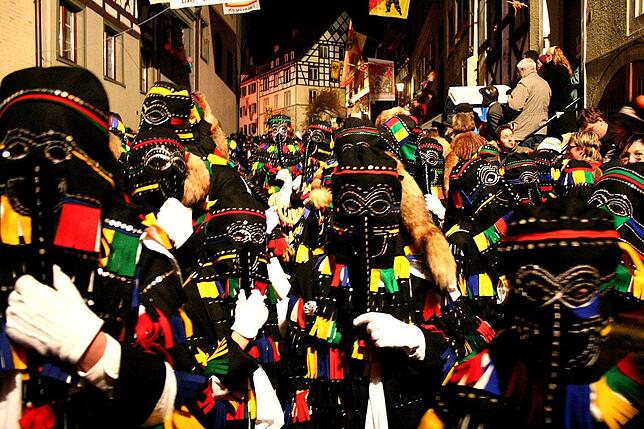 Rund 1500 Hänsele ziehen am Fastnachtsamstag durch die Überlinger Altstadt