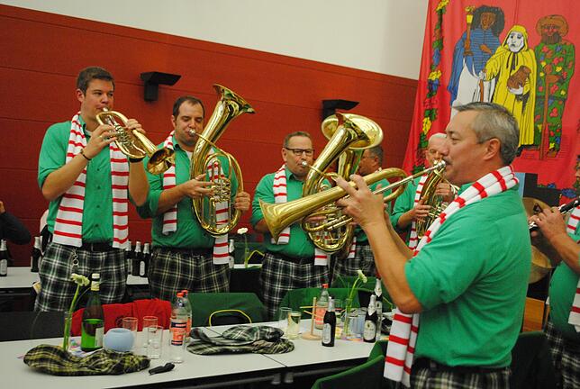Unterhaltsam: Die Latschari-Musik war mit einer Abordnung der Narrenzunft Rheinfelden nach Waldshut gekommen und unterhielt mit fetzigen ...
