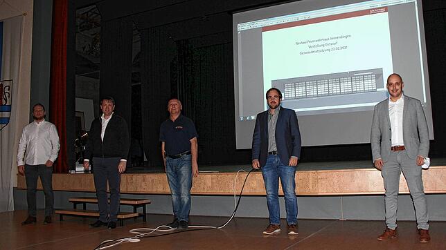 Präsentieren bei der Gemeinderatssitzung die Entwurfsplanung für das 4,5-Millionen-Euro-Projekt Feuerwehrhaus Immendingen (von links): ...