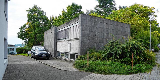 Biehlers Haus von außen, mit Granitplatten-und Betonfassaden, der untere Kubus, in dem sich das Büro befand.
