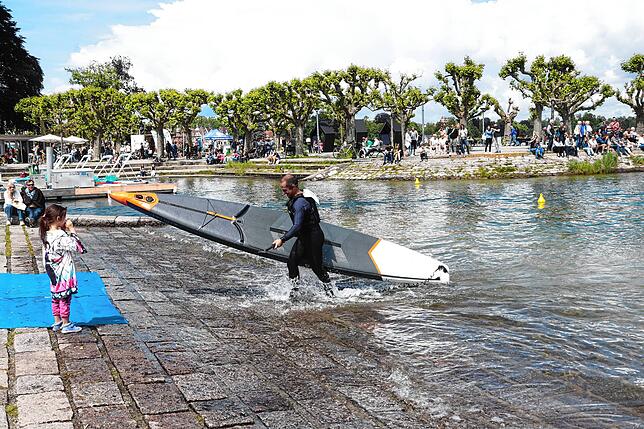 Bild 34: Auf zum SUP-Rennen! Bei der Bodenseewoche 2024 messen sich die Paddler im Wettstreit