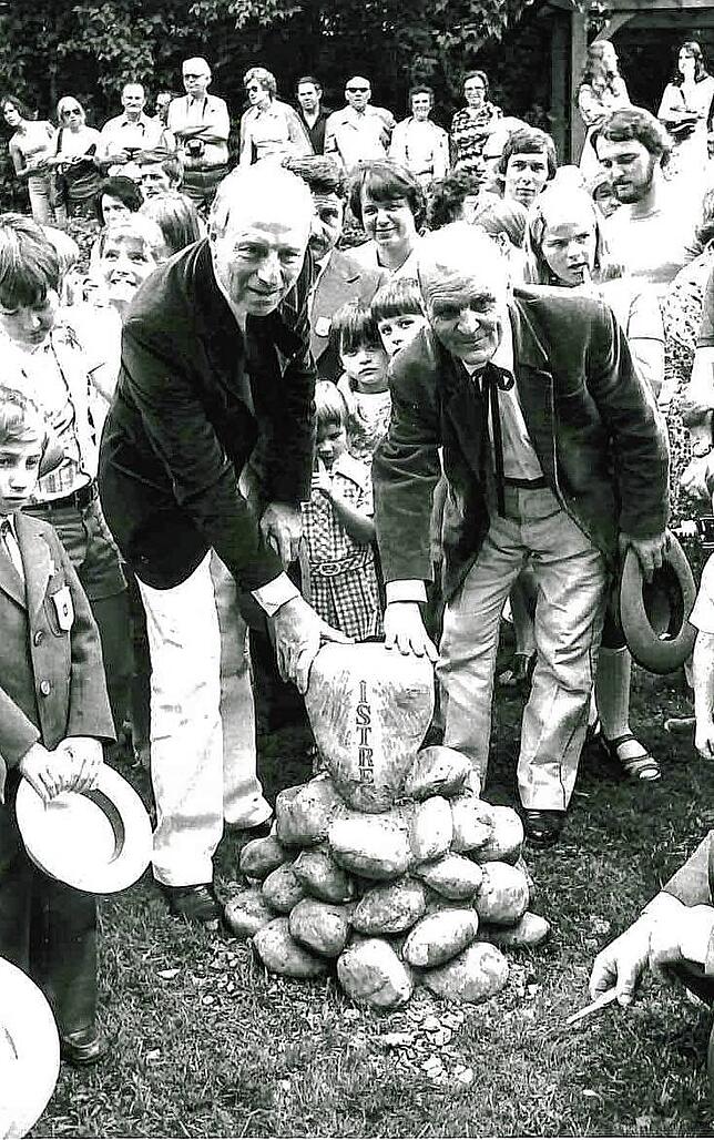 Zur Besiegelung der Städtepartnerschaft brachte Istres 1975 ein Geschenk mit nach Radolfzell: Eine Steinfigur für den Stadtgarten.