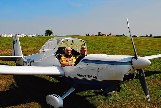 Hermann (links) und Werner Kramer im Oktober 2019 im Rotax-Falke Motorsegler auf dem Flugplatz Hütten.