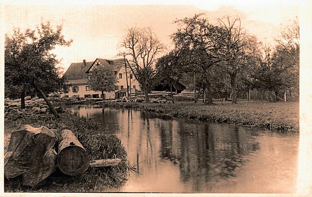Untere Mühle in Ahausen um 1945, als der Mühlbach noch floss.