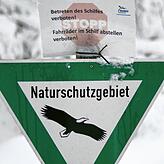 Bitte nicht das Schilf zertrampeln! Darauf weist ein Schild am Reichenauer Inseldamm hin.