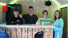 Noah Schneider, Ben Schneider, Lene Bernauer und Annika Utz (von links) schätzen den neuen Bauwagen als Treffpunkt für Jugendliche in ...