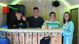 Noah Schneider, Ben Schneider, Lene Bernauer und Annika Utz (von links) schätzen den neuen Bauwagen als Treffpunkt für Jugendliche in ...