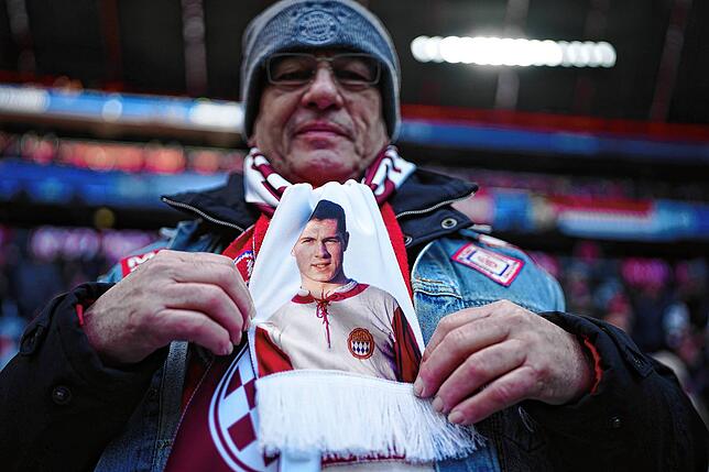 Hans Zimmermann, Beckenbauer Fan, zeigt seinen Schal mit einem Portrait von Beckenbauer vor der Trauerfeier.