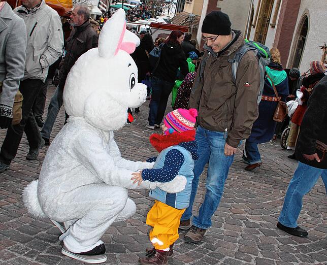 Ostermarkt perfekt: Eine fröhliche Begegnung mit dem Osterhasen persönlich – auch das kann der Engener Ostermarkt bieten – ...