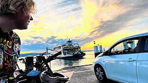 Der Blick auf der Autofähre ist nach Osten gerichtet: Bald legt die Fähre in Meersburg an, dann geht es immer weiter am Ufer des ...
