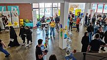 Viele Schüler informieren sich bei der Messe Bildungspartner Live in der Realschule an den Ständen der insgesamt 16 Kooperationsfirmen ...