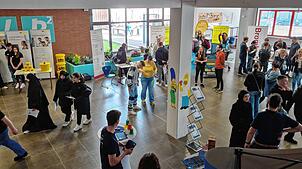 Viele Schüler informieren sich bei der Messe Bildungspartner Live in der Realschule an den Ständen der insgesamt 16 Kooperationsfirmen ...