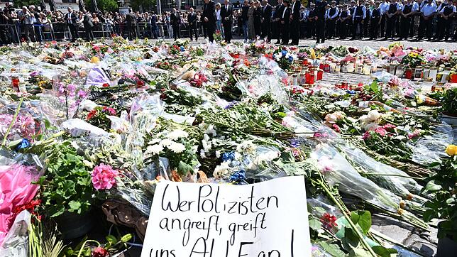 Am Samstag, 31. Mai 2025, erinnert Mannheim an den vor einem Jahr getöteten Polizisten Rouven Laur auf dem Marktplatz. (Archivbild)