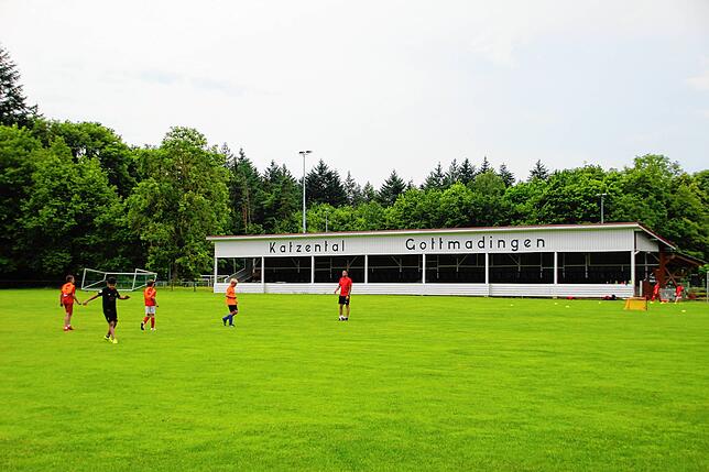 Hier kickt der Nachwuchs des SC Gottmadingen-Bietingen vor der altehrwürdigen, restaurierten Holztribüne, die vor 50 Jahren ob des ...