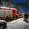 Ein Einsatzfahrzeug der Feuerwehr blockiert am Montag die Warenburgstraße in Villingen. In einem Wohnhaus war Gasgeruch gemeldet worden.