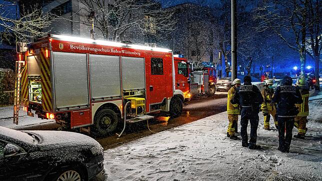 Ein Einsatzfahrzeug der Feuerwehr blockiert am Montag die Warenburgstraße in Villingen. In einem Wohnhaus war Gasgeruch gemeldet worden.