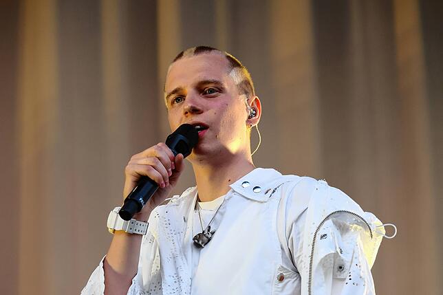 Bild 16: Hier spielt die Musik! Fans tanzen vor den Bühnen beim Campus-Festival 2025