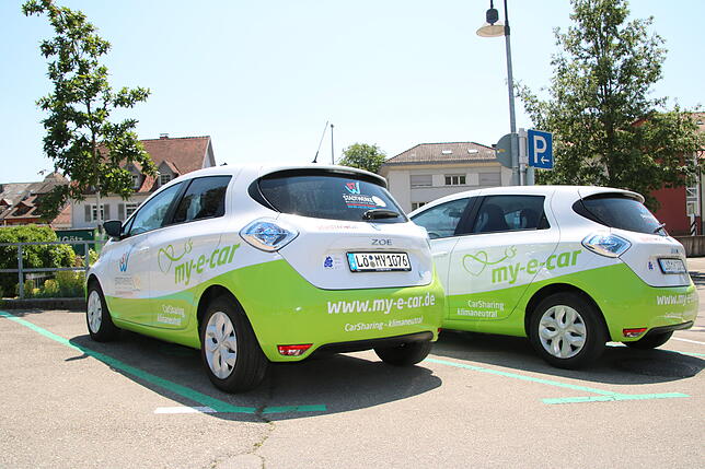 Zwei der Elektroautos der Stadtwerke stehen zum Laden an einer Ladestation in Waldshut. Die Autos stehen zum CarSharing zur Verfügung.