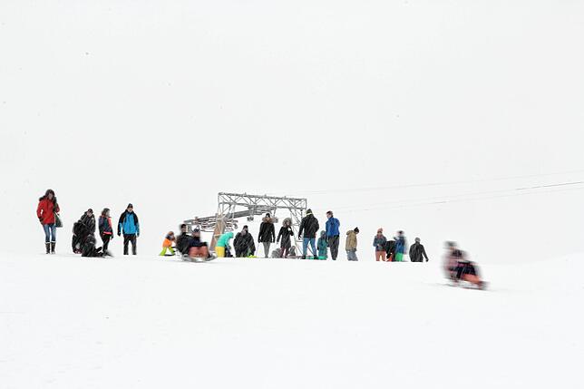 Der Lift am Witthoh steht. Die Winterfreunde bewältigen den Berg aus eigener Kraft – vom Abfahrtsläufer bis zum Rodler.