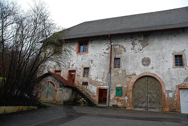Die Pfarrschür ist dem Verfall preisgeben. Auch dieses Gebäude ist Teil des Projekt „Pfarrhof Erzingen“.