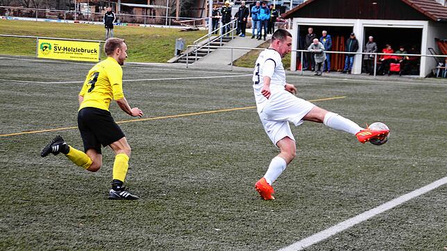 Der FC Pfaffenweiler schlägt den SV Hölzlebruck auswärts mit 3:1.
