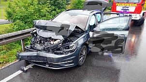 Um ein Fahrzeug, das bei einem Unfall auf der B27 beschädigt wurde, kümmert sich die Feuerwehr Blumberg im August 2023.  Bild : Stefan Band