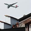 Ein Flugzeug fliegt über die Dächer von Hohentengen am Hochrhein. Droht der Gemeinde durch den Pistenausbau in Zürich nun bald noch mehr ...