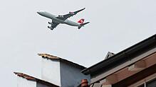 Ein Flugzeug fliegt über die Dächer von Hohentengen am Hochrhein. Droht der Gemeinde durch den Pistenausbau in Zürich nun bald noch mehr ...