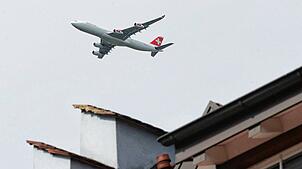 Ein Flugzeug fliegt über die Dächer von Hohentengen am Hochrhein. Droht der Gemeinde durch den Pistenausbau in Zürich nun bald noch mehr ...