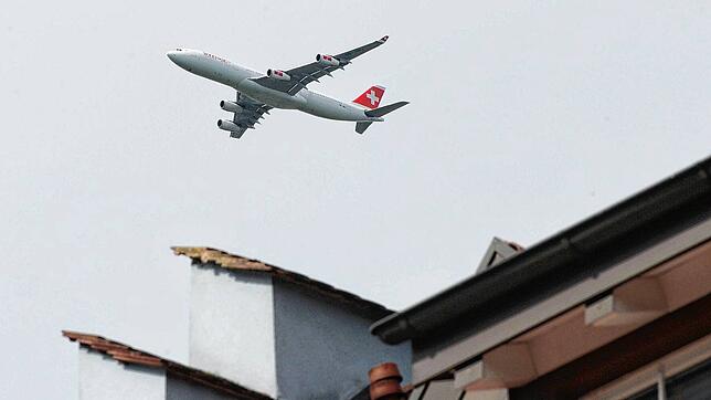 Ein Flugzeug fliegt über die Dächer von Hohentengen am Hochrhein. Droht der Gemeinde durch den Pistenausbau in Zürich nun bald noch mehr ...