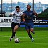 Jeremias Fischerkeller vom SV Aasen (links) im Duell mit Nedzad Plavci (ESV Südstern Singen).