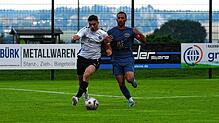 Jeremias Fischerkeller vom SV Aasen (links) im Duell mit Nedzad Plavci (ESV Südstern Singen).