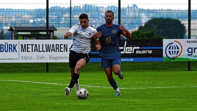 Jeremias Fischerkeller vom SV Aasen (links) im Duell mit Nedzad Plavci (ESV Südstern Singen).