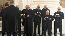 Traditionell wird der Karfreitagsgottesdienst im St. Blasier Dom von den gregorianischen Gesängen, dargeboten von der Männerschola, ...