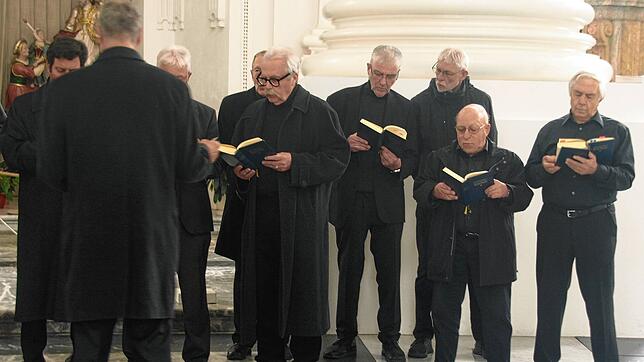 Traditionell wird der Karfreitagsgottesdienst im St. Blasier Dom von den gregorianischen Gesängen, dargeboten von der Männerschola, ...