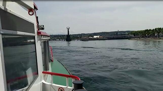 Die "Reichenau" legt erstmals am Steg vor dem Bodenseeforum ab und 13 Minuten später im Konstanzer Hafen an. Im Probebetrieb wird über ...