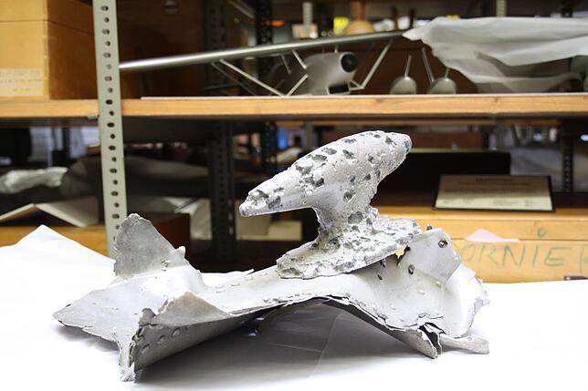 Diese Torpedoklampe mit herausgerissener Beplankung vom Heck der Do X wird im Dornier-Museum gezeigt.