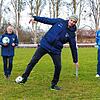 Jonglieren mit Klorolle: Markus Kieferle macht vor, was sich Ewald Schmid (links) und Stefan Hofmann (rechts) fürs Online-Training ...