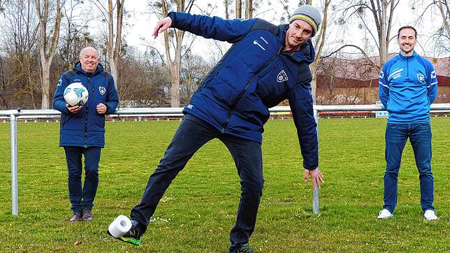 Jonglieren mit Klorolle: Markus Kieferle macht vor, was sich Ewald Schmid (links) und Stefan Hofmann (rechts) fürs Online-Training ...