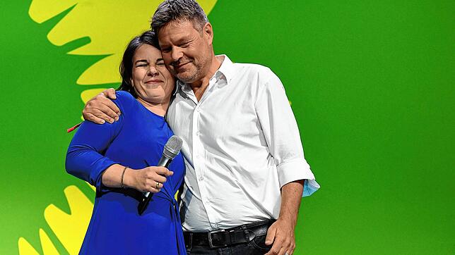 Bittere Stunde: Grünen-Co-Chef Robert Habeck tröstet die gescheiterte Annalena Baerbock vor der Kamera.