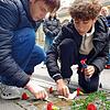 Zum Gedenken an die Opfer des NS-Regimes: Zehntklässler des Gymnasiums Überlingen, hier (von links) Jonas Lorenzen und Denis Rul, ...