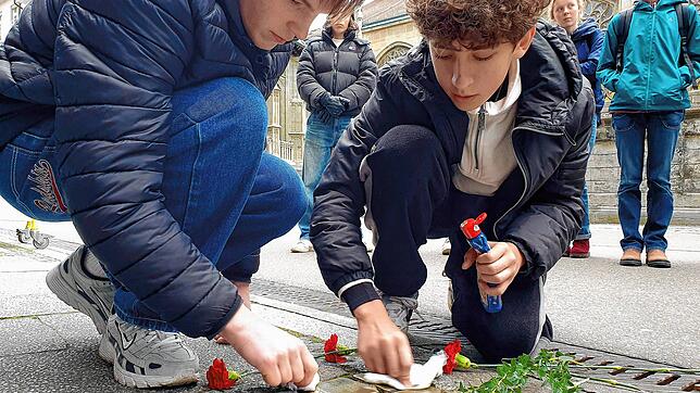 Zum Gedenken an die Opfer des NS-Regimes: Zehntklässler des Gymnasiums Überlingen, hier (von links) Jonas Lorenzen und Denis Rul, ...